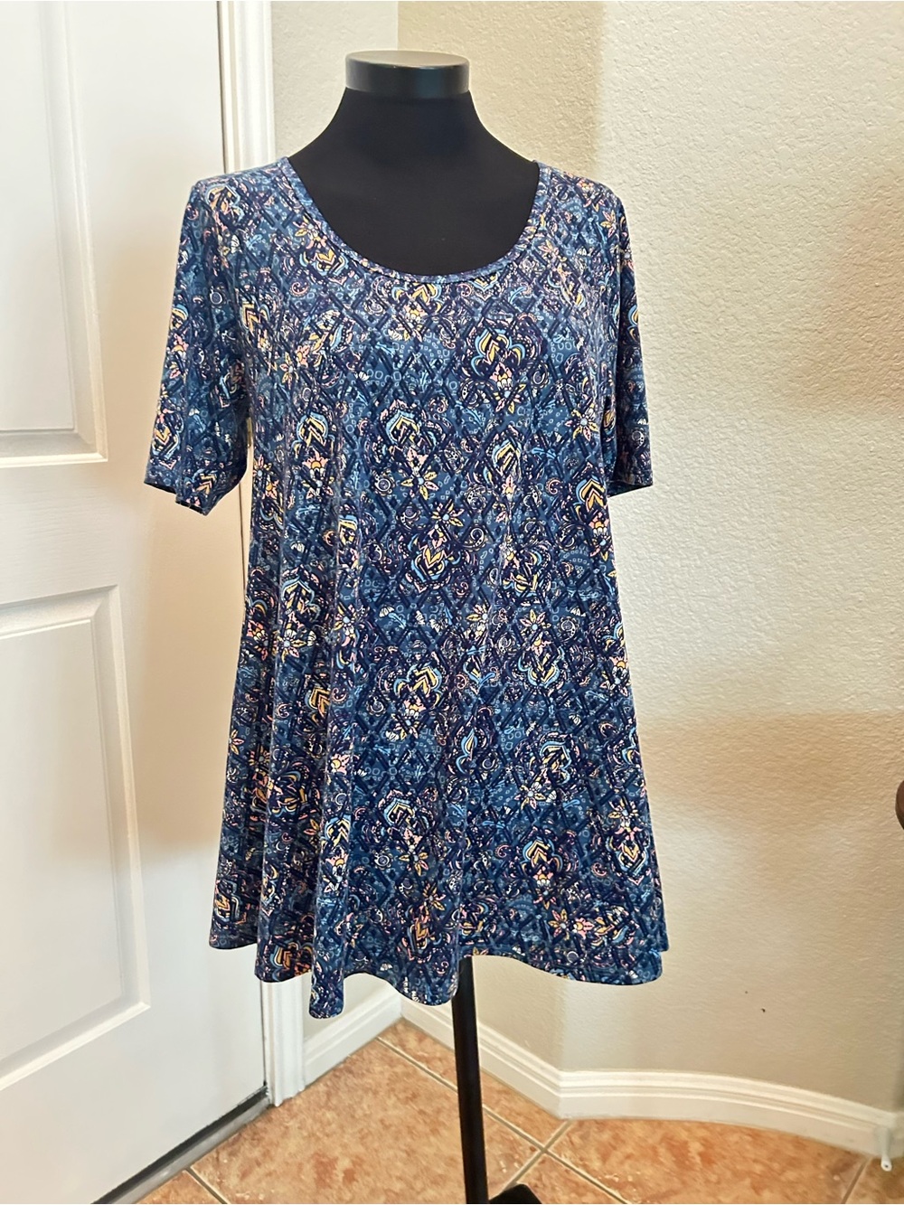 Lularue Women's Blue Patterned Short-Sleeve Tunic. Size S.